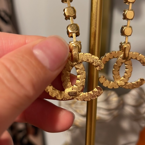 ✨🖤 Gorgeous Chanel Resin Crystal Pearl Long Drop Gold Earrings🖤✨ - Picture 7 of 9